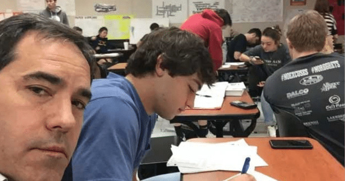 Após comportamento inadequado em sala de aula pai decide acompanhar filho na escola