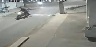 Vídeo: Segundos após roubar moto, adolescente passa mal e falece Vídeo: Segundos após roubar moto, adolescente passa mal e falece