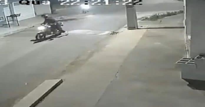 Vídeo: Segundos após roubar moto, adolescente passa mal e falece