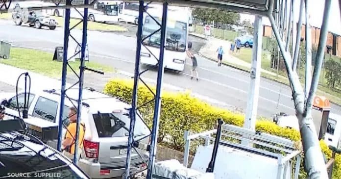 Vídeo: Garota de 14 anos salva ônibus cheio de crianças que ia bater em posto de gasolina