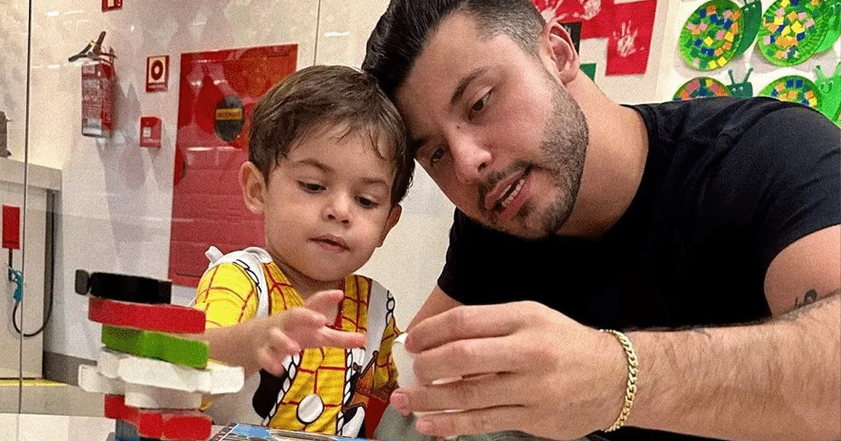 contioutra.com - Filho de Mar&iacute;lia Mendon&ccedil;a aparece em v&iacute;deo cantando com o pai e emociona