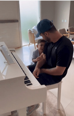 contioutra.com - Filho de Mar&iacute;lia Mendon&ccedil;a aparece em v&iacute;deo cantando com o pai e emociona