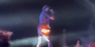 Short de Djonga pega fogo em show e rapper fica de cueca no palco: “Vou ter que cantar assim?”
