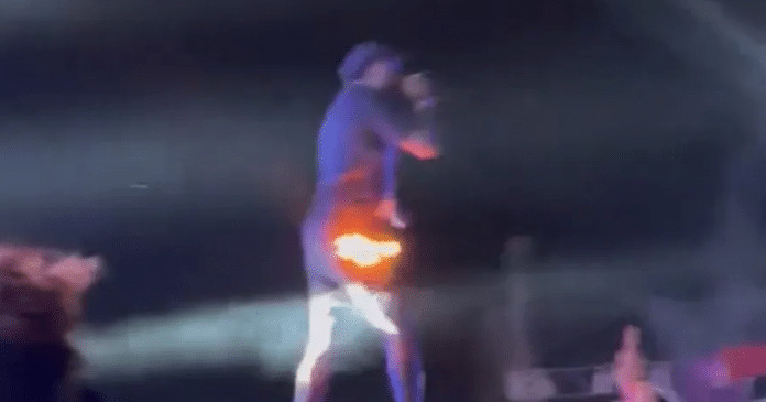 Short de Djonga pega fogo em show e rapper fica de cueca no palco: “Vou ter que cantar assim?”