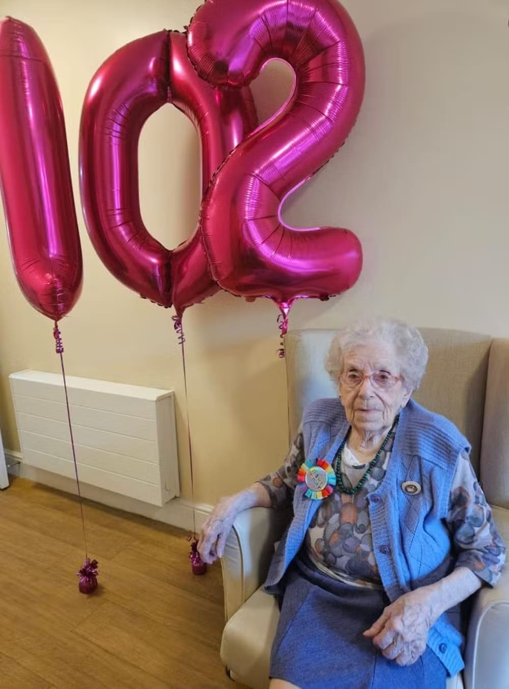 contioutra.com - Após voltar de missa, idosa ganha festa com dançarino sensual em asilo para comemorar 102 anos