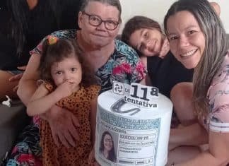 Mulher faz bolo para comemorar conquista da CNH após ter reprovado 10 vezes no teste prático