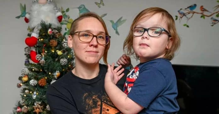 Garotinho de 6 anos com condição rara pede amigos de presente ao Papai Noel