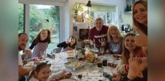 Avó que cobra ‘taxa’ por ceia de Natal com a família aumenta o preço neste ano; Crianças também precisam pagar