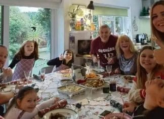 Avó que cobra ‘taxa’ por ceia de Natal com a família aumenta o preço neste ano; Crianças também precisam pagar