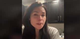 Mulher descobre infidelidade do namorado ao ser pedida em casamento