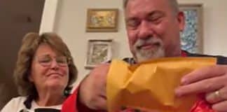 Trinta anos depois, filha presenteia o pai com item de colecionador que ele vendeu quando ela era criança