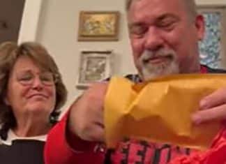 Trinta anos depois, filha presenteia o pai com item de colecionador que ele vendeu quando ela era criança