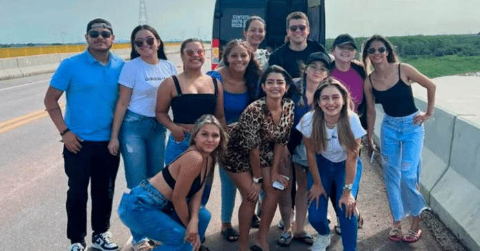 Após atingir meta da Black Friday, chefe leva funcionários em viagem de luxo