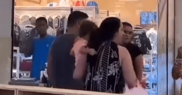 Faxineira orienta mulher sobre piso molhado e é insultada: “Palhaça analfabeta”