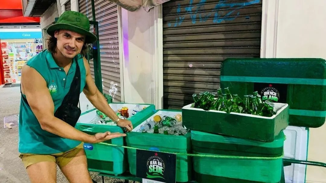 contioutra.com - Ex-galã da Globo, Daniel Erthal atualmente vende cerveja nas ruas do Rio