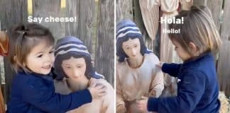 Garotinha comove a web ao cumprimentar Virgem Maria e menino Jesus em presépio