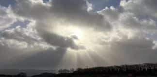 Mulher avista ‘anjo no céu’ e logo em seguida recebe aviso de que ganhou na loteria