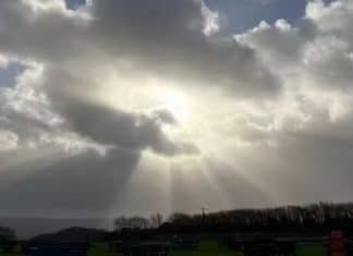 Mulher avista ‘anjo no céu’ e logo em seguida recebe aviso de que ganhou na loteria