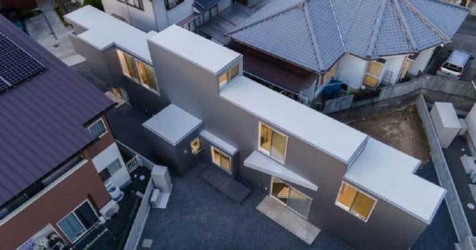 capa Casa estreita com 1,8 m de largura é impressionante por dentro; parece uma mansão!