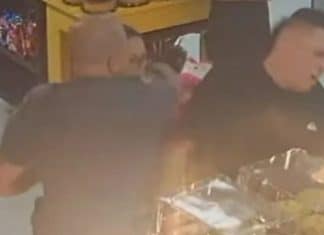 PM dá cotovelada em homem que estava com esposa e filha de colo em padaria: “Furou a fila”