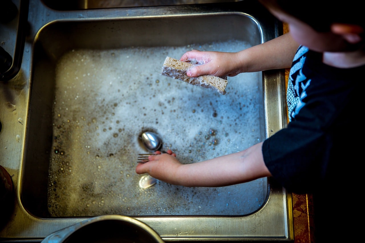 contioutra.com - Crescendo com responsabilidade: Crianças devem ajudar nas tarefas domésticas?