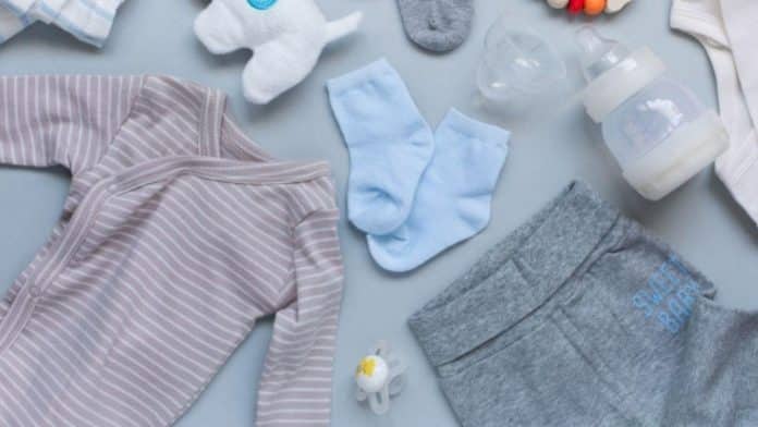 Mãe causa polêmica ao pedir de volta roupas doadas após amiga perder bebê