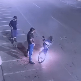 contioutra.com - V&Iacute;DEO: Homens fazem xixi em moto pegando fogo na tentativa de apagar inc&ecirc;ndio