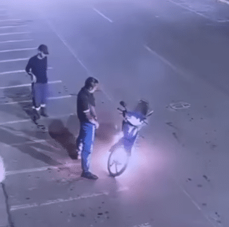 contioutra.com - VÍDEO: Homens fazem xixi em moto pegando fogo na tentativa de apagar incêndio