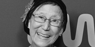 Tiktoker conhecida por vídeos engraçados de culinária falece aos 67 anos