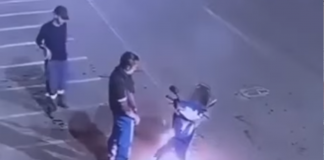 VÍDEO: Homens fazem xixi em moto pegando fogo na tentativa de apagar incêndio