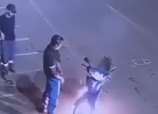 VÍDEO: Homens fazem xixi em moto pegando fogo na tentativa de apagar incêndio