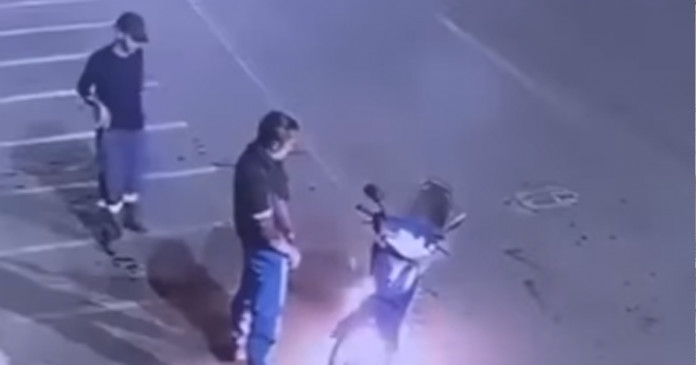 VÍDEO: Homens fazem xixi em moto pegando fogo na tentativa de apagar incêndio