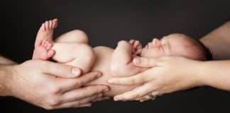 Pais entregam filha de 3 meses para adoção porque “ela não combina com a família”