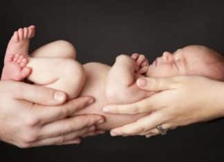 Pais entregam filha de 3 meses para adoção porque “ela não combina com a família”