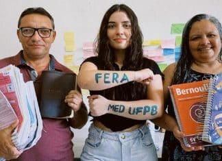 Filha de gari é aprovada em Medicina estudando em casa por dois anos com livros doados