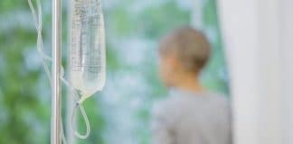 Garoto de 13 anos é primeira criança a se curar de câncer raro e agressivo