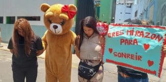 Mulheres são presas por policial disfarçado de urso de pelúcia no Dia dos Namorados