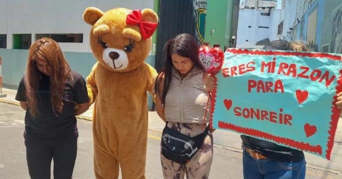 Mulheres são presas por policial disfarçado de urso de pelúcia no Dia dos Namorados