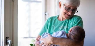 Homem é criticado porque pagou a sogra pelo tempo que ela passou “ajudando” a cuidar de seu bebê Homem é criticado porque pagou a sogra pelo tempo que ela passou “ajudando” a cuidar de seu bebê