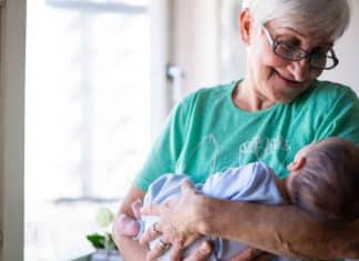 Homem é criticado porque pagou a sogra pelo tempo que ela passou “ajudando” a cuidar de seu bebê