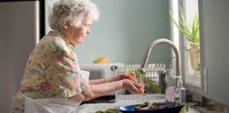 Avó é muito elogiada na web após ser acusada por neto de deixá-lo com fome em sua casa