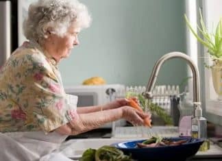 Avó é muito elogiada na web após ser acusada por neto de deixá-lo com fome em sua casa