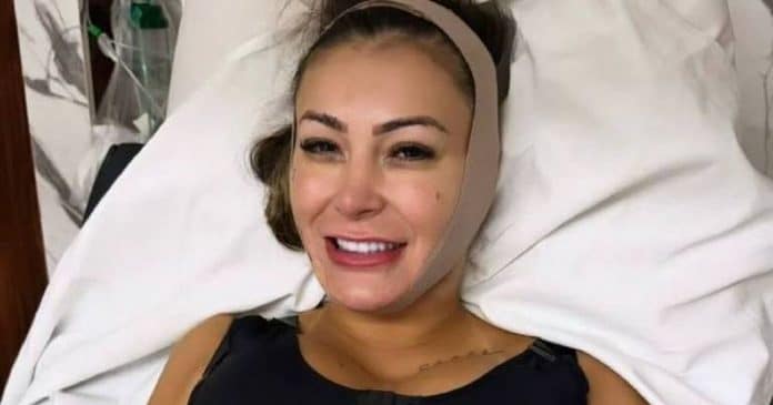 Andressa Urach anuncia que removeu as costelas em novo procedimento extremo: ‘Era um sonho’