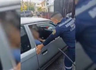 Idosa era obrigada a viver dentro de um carro na rua: “não me deixem sozinha”