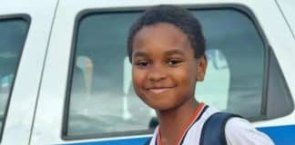 Menino que devolveu celular perdido para Polícia Militar é recompensado com aparelho novo