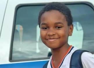 Menino que devolveu celular perdido para Polícia Militar é recompensado com aparelho novo