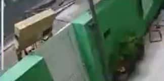 Vídeo: Entregador lença TV por cima do portão, e aparelho quebra