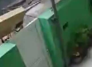 Vídeo: Entregador lença TV por cima do portão, e aparelho quebra