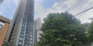 “Desesperado”: Trabalhor que estava pendurado em prédio tem corda cortada por morador