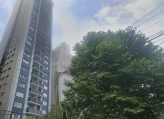 “Desesperado”: Trabalhor que estava pendurado em prédio tem corda cortada por morador